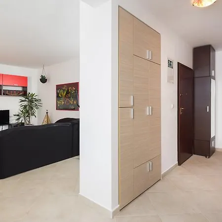 Laura Apartment *