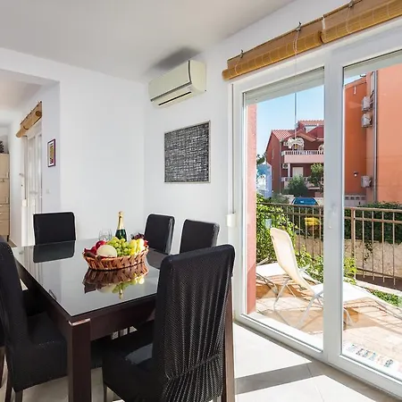 Laura * Τρογκίρ